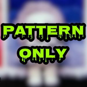 以下が含まれることがあります： ネオンの緑色で「PATTERN ONLY」という文字が滴るフォントで描かれたグラフィック。黒い縁取り。背景は青、ピンク、白などの色がぼやけて混ざり合っています。