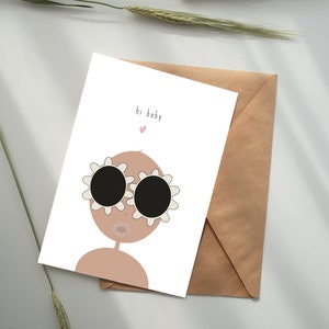 以下が含まれることがあります： 「hi baby」というテキストとピンクのハートが書かれた白いカード。茶色の肌の赤ちゃんが、黒いレンズの大きな白いサングラスと哺乳瓶をつけた漫画のイラストです。