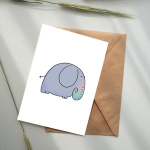 以下が含まれることがあります： 小さな虹色の鼻を持つ薄紫色のゾウのシンプルなイラストが描かれた白いグリーティングカード。カードは茶色の紙の封筒の上に置かれており、柔らかな色合いのすっきりとしたデザインが特徴です。