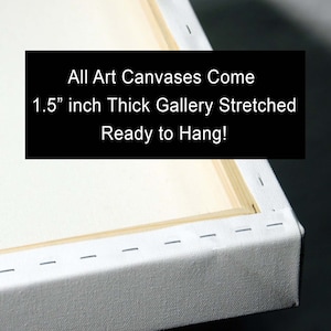 Pode incluir: Close-up de uma tela com galeria. A tela &eacute; esticada sobre uma moldura de madeira e grampeada nas laterais. O texto na imagem diz: "All Art Canvases Come 3,8 cm Thick Gallery Stretched Ready to Hang!"