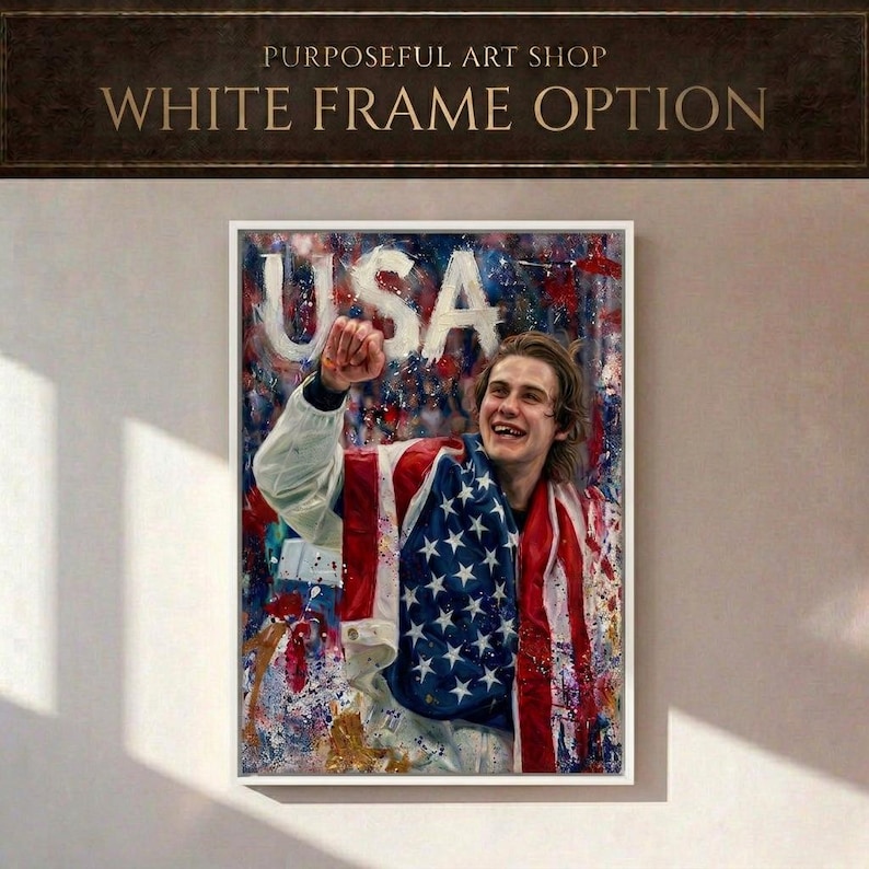 Pode incluir: Uma impress&atilde;o de arte emoldurada com uma pintura de uma pessoa envolta em uma bandeira americana, com a palavra "USA" ao fundo. A obra de arte tem uma moldura branca e o texto "WHITE FRAME OPTION" &eacute; vis&iacute;vel.
