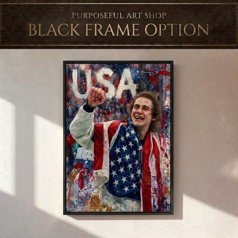 Pode incluir: Uma impress&atilde;o emoldurada com um retrato de uma pessoa envolta em uma bandeira americana, com a palavra "USA" em letras brancas grandes acima. A obra de arte tem uma moldura preta e &eacute; da "Purposeful Art Shop". As palavras "BLACK FRAME OPTION" est&atilde;o acima.