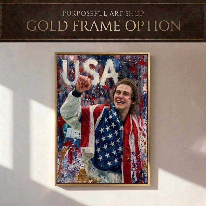Pode incluir: Pintura emoldurada com moldura dourada. A obra retrata uma pessoa envolta numa bandeira americana, com a palavra "USA" em letras brancas grandes por cima. A pintura tem um fundo abstrato colorido e o texto "PURPOSEFUL ART SHOP GOLD FRAME OPTION" no topo.