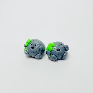Leuke rots met geluk groen klavertje vier en glimlachen - gratis aangepaste kaart, mini polymeerklei plant cadeau kiezelsteen, adopteer een klein bureau huisdier