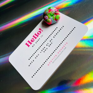 Adotta una piccola roccia da scrivania in spirale rosa, viola e verde, regalo perfetto per te, biglietto personalizzato gratuito, mini sassolino in argilla polimerica