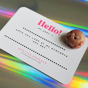 Linda roca feliz en oro rosa brillante, regalo perfecto para pensar en ti, tarjeta personalizada gratuita, mini guijarro de planta de arcilla polimérica, adopta una pequeña mascota de escritorio