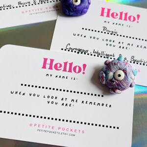 Simpatico mostro con faccina ricciolo blu e rosso con un occhio solo, piccolo compagno di scrivania - biglietto personalizzato gratuito, mini ciottolo vegetale in argilla polimerica, adotta un piccolo animale domestico da scrivania