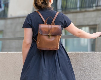 Full-Grain Brown Leather Backpack: Women's Rucksack