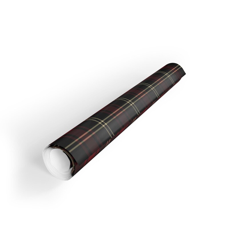 K&ouml;nnte beinhalten: Aufgerolltes Geschenkpapier mit einem klassischen Schottenmuster in Schwarz, Burgunderrot und Gold. Das Papier ist gerollt und zeigt einen wei&szlig;en Rand. Ideal f&uuml;r Geschenke und Bastelarbeiten.