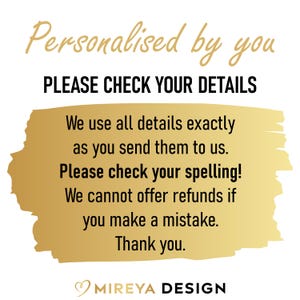 Puede incluir: Texto dorado sobre fondo blanco con una pincelada dorada detr&aacute;s del texto. El texto dice: "Personalizado por ti POR FAVOR COMprueba TUS DETALLES Usamos todos los detalles exactamente como nos los env&iacute;as. Por favor, comprueba tu ortograf&iacute;a. No podemos ofrecer reembolsos si cometes un error. Gracias. MIREYA DESIGN"