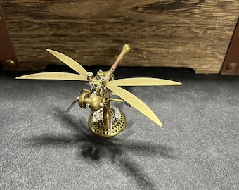 スチームパンク風サイボーグカブトムシの彫刻 - 額装された昆虫アート
