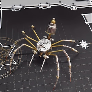 Puede incluir: Una escultura de araña steampunk dorada y plateada con detalles intrincados y un diseño de relojería. La araña tiene ocho patas y un cuerpo redondo con una esfera de reloj.