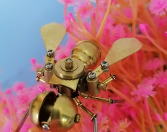 スチームパンク風サイボーグカブトムシの彫刻 - 額装された昆虫アート