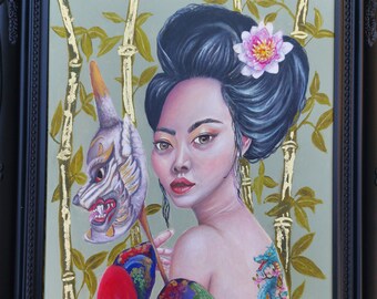 Könnte beinhalten: Ein Gemälde einer Frau mit dunklen Haaren, die zu einem Knoten mit einer rosa Blume gesteckt sind. Sie trägt einen roten und blauen Kimono und hält eine weiße Maske mit einem knurrenden Gesicht. Der Hintergrund ist ein grüner und goldener Bambuswald.