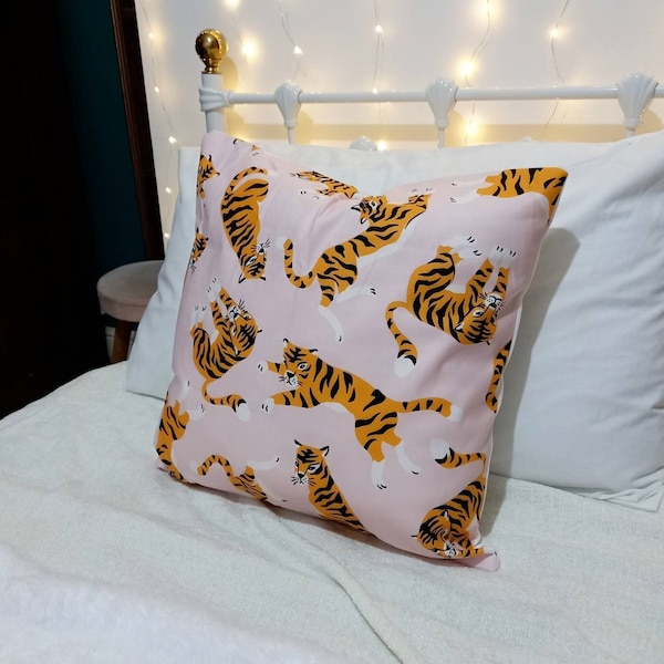 Roze Tiger Cushion Cover - Exotisch kussen, tropisch kussen, junglekussen, tijgers, housewarming cadeau, gooi kussens, scatter kussens in het VERENIGD KONINKRIJK