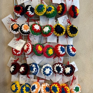 Kokardenweicher Plüsch der Contrade von Siena, Palio di Siena Kokardenrosette, aus Chenille, handgefertigt in Italien