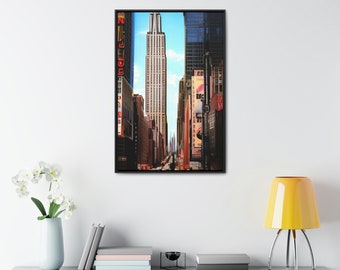 Può includere: Una fotografia di una strada cittadina a New York City. La strada è fiancheggiata da edifici alti, tra cui un grattacielo con una cima appuntita distintiva. Gli edifici sono decorati con cartelli e pubblicità colorati. La strada è trafficata da veicoli e pedoni.