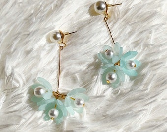 Boucles d'oreilles orchidées bleues | Boucles d'oreilles pétales de fleurs | Boucles d'oreilles en fil plaqué or | Fait main