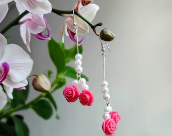 Perles et fleurs baissent des boucles d’oreilles