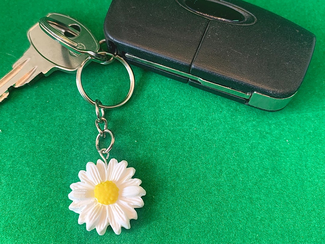 Clay Daisy keyring, Flower keyring, gift for her, floral keyring, daisy ...
