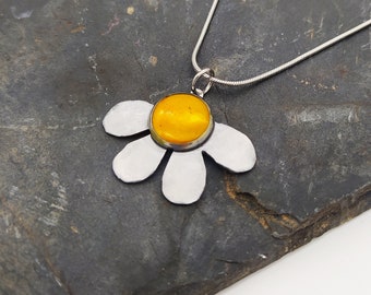 Daisy pendant necklace, april birth flower necklace, daisy flower jewelry, nature inspired jewelry, daisy gifts for women, gift for mom