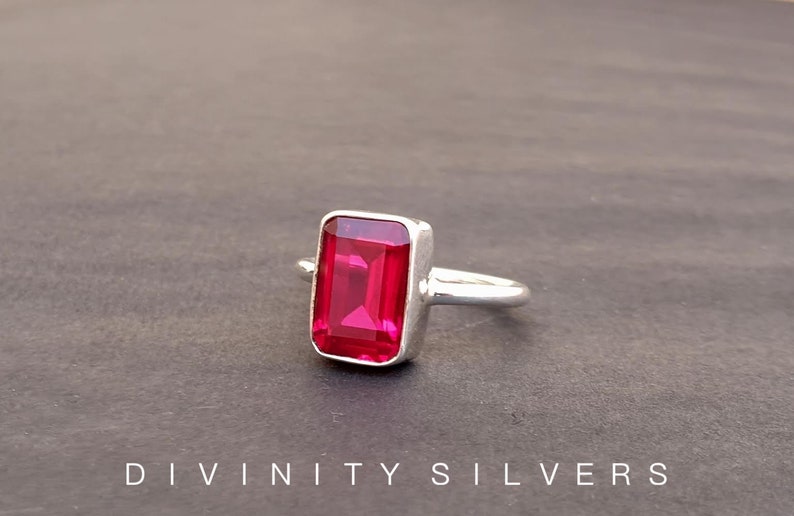 Peut inclure: Une bague en argent avec une grande pierre pr&eacute;cieuse rectangulaire rose vif.