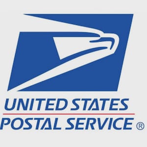 Puede incluir: El logotipo del Servicio Postal de los Estados Unidos presenta una cabeza de águila azul dentro de un paralelogramo azul. Las palabras "UNITED STATES POSTAL SERVICE" son azules, separadas por una línea roja.