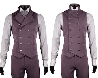 Puede incluir: Dos chalecos para hombre, uno con estilo de doble botonadura y el otro con estilo de botonadura simple. Ambos chalecos son de color morado oscuro y tienen un cuello alto.