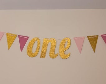Banner voor de eerste verjaardag, roze en gouden glitter 'ONE' slinger