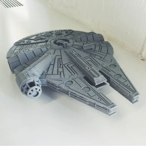 Op de afbeelding: Een grijs 3D-geprint model van het Millennium Falcon-ruimteschip uit Star Wars.
