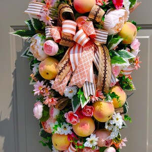 Handmade Peach-Themed Wreath with Flowers and Ribbons – Vibrant Rustic Door Decor, Floral Wreath with Peaches, Spring Wreath, Summer Wreath