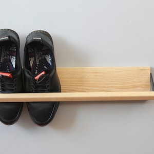 wooden wall mounted shoe rack Industrial wood schuhregal Entryway shoe storage Unique open floating shelf Wooden vertical shelves gift zdjęcie 3