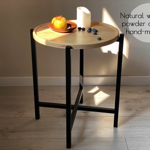 Mesa lateral minimalista redonda em madeira e metal: decoração moderna para sala de estar