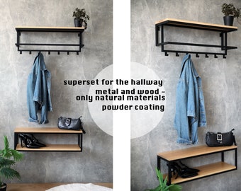 Puede incluir: Un perchero de metal negro y madera con un estante y ganchos. El perchero está montado en una pared gris. El perchero tiene un letrero que dice "superset for the hallway - metal and wood - only natural materials powder coating".