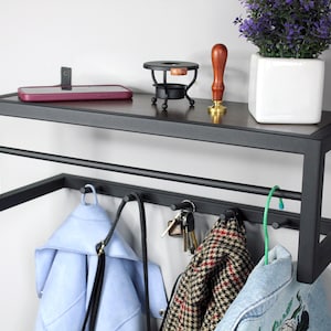 Perchero de pared industrial de madera y metal hecho a mano con estante