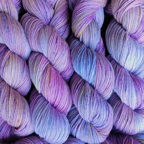 Merino Viskose Nylon Mix #lilac, handgefärbt und besonders weich, 1kg/171,00EUR, Flieder Violett mit Punkten in Neonorange Neonlila