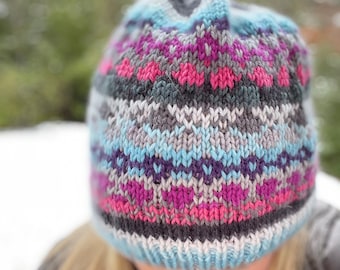 Patrón de tejido para gorro Blue Ridge Mountain (descarga en PDF). Instrucciones en inglés. Peso medio.