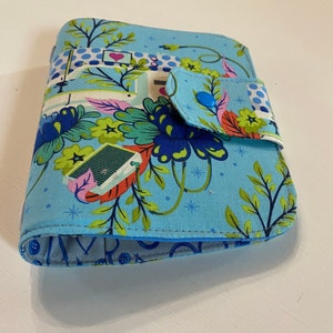 Funda para portátil con espacio para tarjetas.