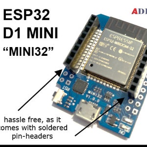 Puede incluir: Una placa de desarrollo ESP32 D1 Mini azul con pines soldados. La placa tiene un puerto micro USB, un botón de reinicio y un chip ESP32-WROOM-32. El texto "MINI32" está impreso en la placa.