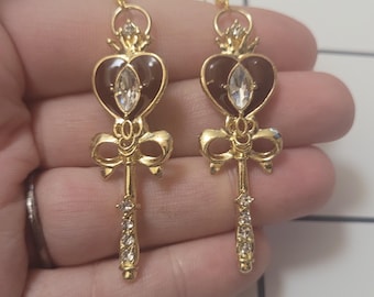 Pendientes colgantes de varita con forma de corazón en espiral / Joyería inspirada en Sailor Moon y accesorio para cosplay / Regalo celestial, caprichoso y llamativo