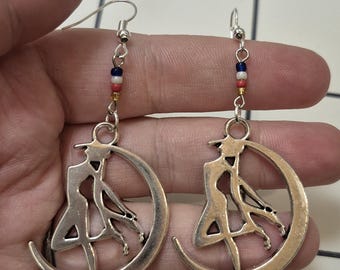 Pendientes de cuentas inspirados en Sailor Moon, joyas colgantes de luna y estrella, accesorios de anime kawaii, lindo regalo para fanáticos, pendientes con dijes en tono plateado.