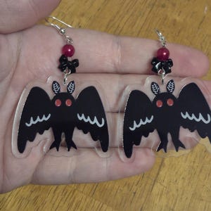 Mothman-geïnspireerde kralen oorbellen, cryptische statement sieraden, eigenzinnig gotisch modeaccessoire, alternatieve cadeau-ideeën, cadeautjes voor in de kerstsok