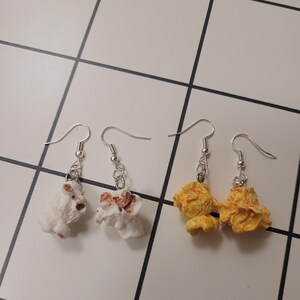 Pendientes colgantes de granos de palomitas de maíz, joyería llamativa estilo infantil, accesorio de comida de imitación, regalo veraniego original para ella, ganchos de plata de ley.