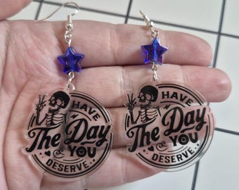 Brincos de esqueleto com miçangas "Tenha o dia que você merece", pingente de acrílico sarcástico, acessório de moda para Halloween, joias góticas, presente para góticos