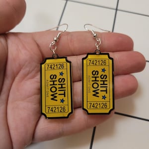 Ticket to the Shitshow Ohrringe | Schlüpfrige Statement Schmuck für Erwachsene | Witzige Gag Geschenk Ideen & Mode Accessoire