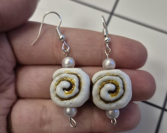 Cinnamon bun and pearl beaded earrings, handmade jewelry, dessert-inspired dangle earrings, cute gift for women, sweet accessory