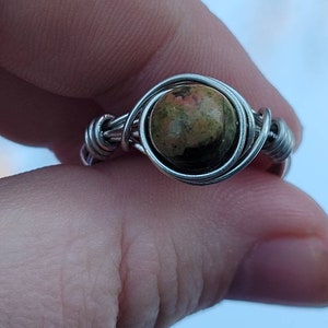 Anello avvolto in filo di perline Unakite, Gioielli di dichiarazione, Accessorio stregato, Pietra genuina, Cottagecore, Regalo per lei, Stocking Stuffers immagine 1