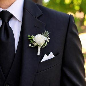 Rustieke kunstmatige rozenknop boutonnière - grijsgroen ijzig groen strikje inbegrepen