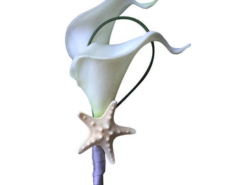 Choisissez la couleur du ruban* Boutonnière calla lily avec calla lily touche d'étoile de mer. Broche incluse