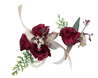 Boutonnière de corsage rustique : bouton de rose bordeaux artificiel avec des accents verts roses